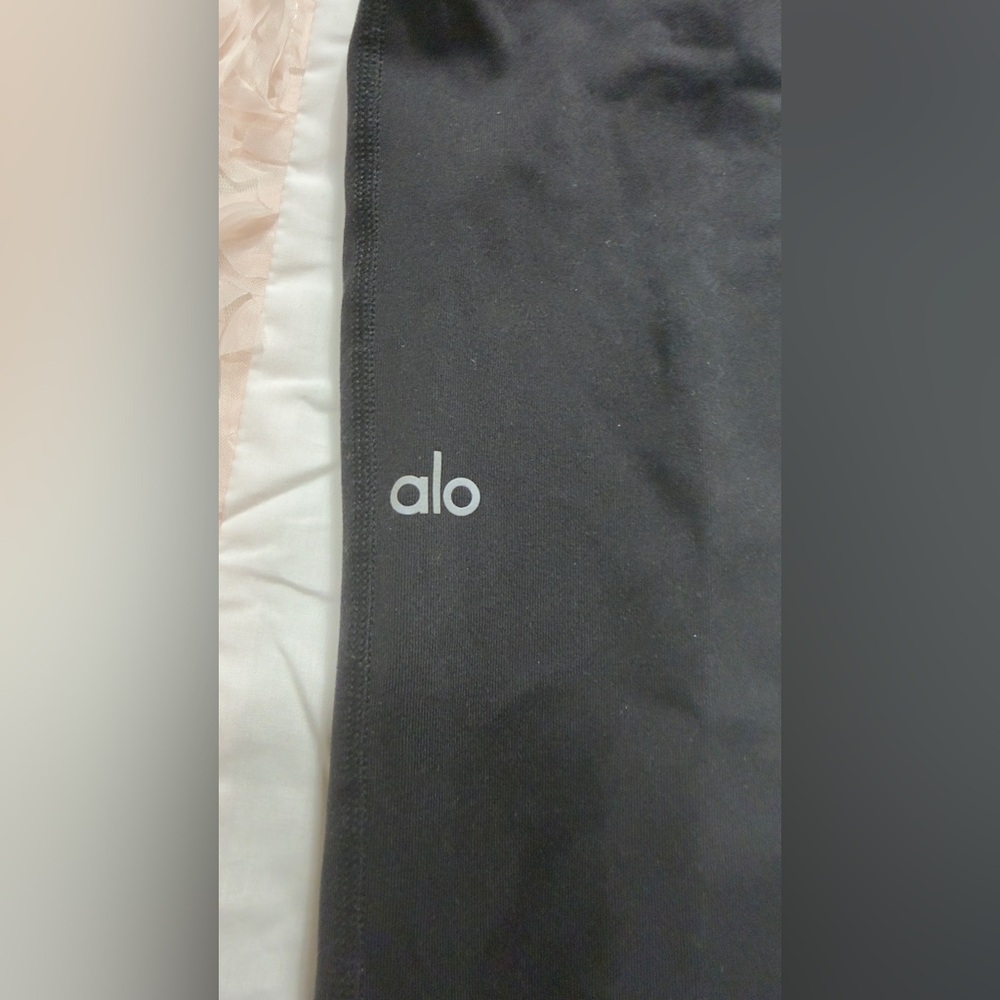 ALO Yoga Women's Black Cutout Leggings - High-Waist Active Pants Like New Medium - Picture 3 of 5
